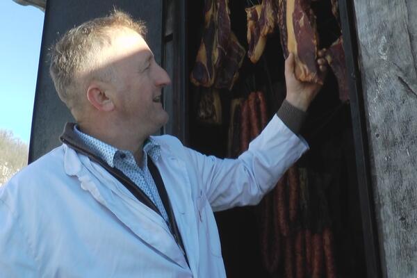 GORAN PRIPREMA PRŠUTU ZA KOJOM BEOGRAĐANI "LUDE": Specijalitet od zaboravljene vrste "Moravke" OBARA S NOGU (FOTO)