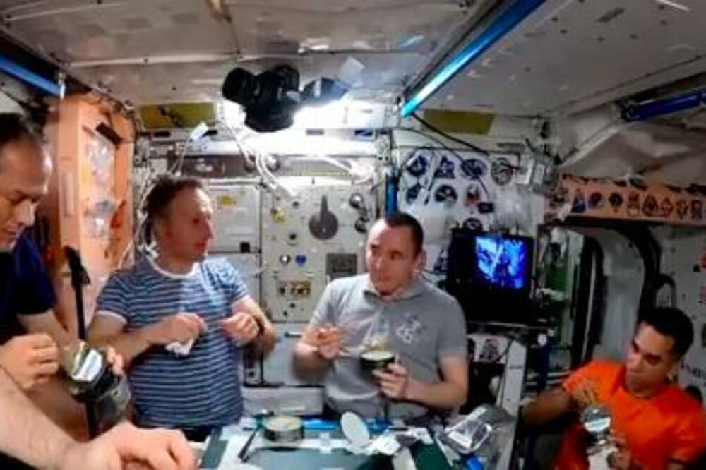 KOSMIČKI POZDRAVI I KOSMIČKI POLJUBCI! Evo kako su astronauti dočekali NOVU GODINU u svemiru (VIDEO)