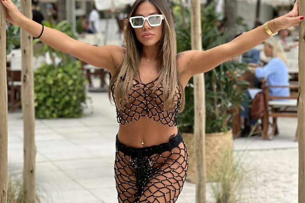 KUPAĆI KOSTIM NIKAD MANJI! SANDRA AFRIKA ZAPALILA CRNU GORU: Telo boje čokolade, tkanina jedva skriva INTIMU!