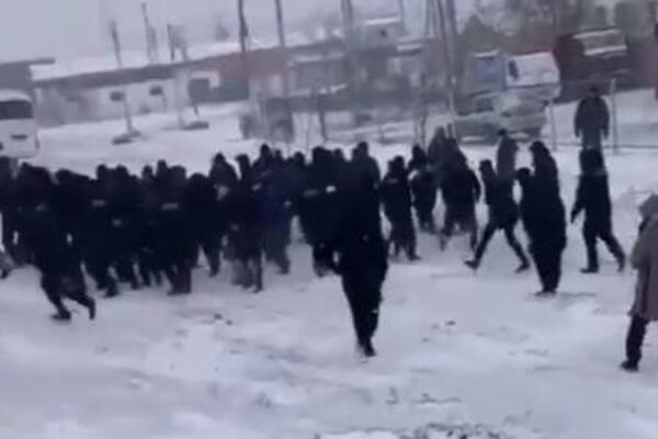 POTUKLI SE ZBOG GASA: Sukob POLICIJE i GRAĐANA u KAZAHSTANU, pljuštali UDARCI po SUROVOJ ZIMI! (VIDEO)