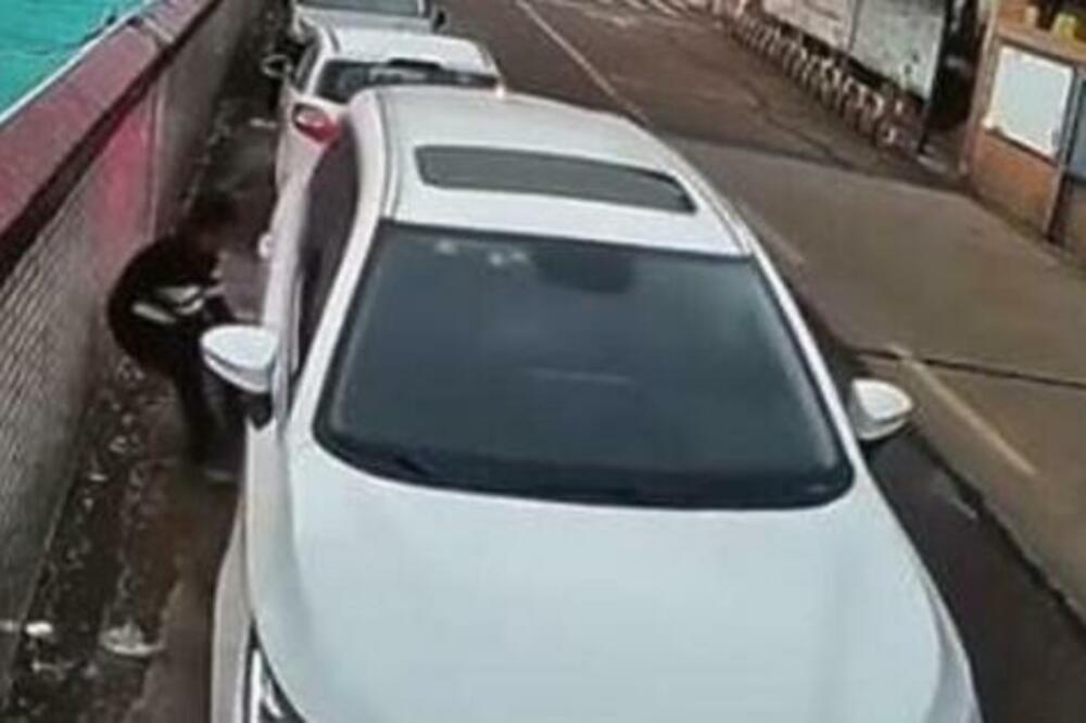 PAROLA SNAĐI SE: Pogledajte kako je OVAJ kinez PARKIRAO svoj AUTO, rešio da ZAVRNE RUKAVE! (VIDEO)