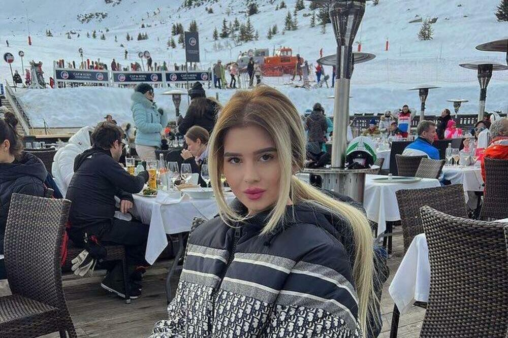 JAKNA ĆERKE ŽELJKA MITROVIĆA KOŠTA 6.000 EVRA, A TEK DA IZRAČUNATE CEO STAJLING: Živi život iz BAJKE sa MILIONEROM!