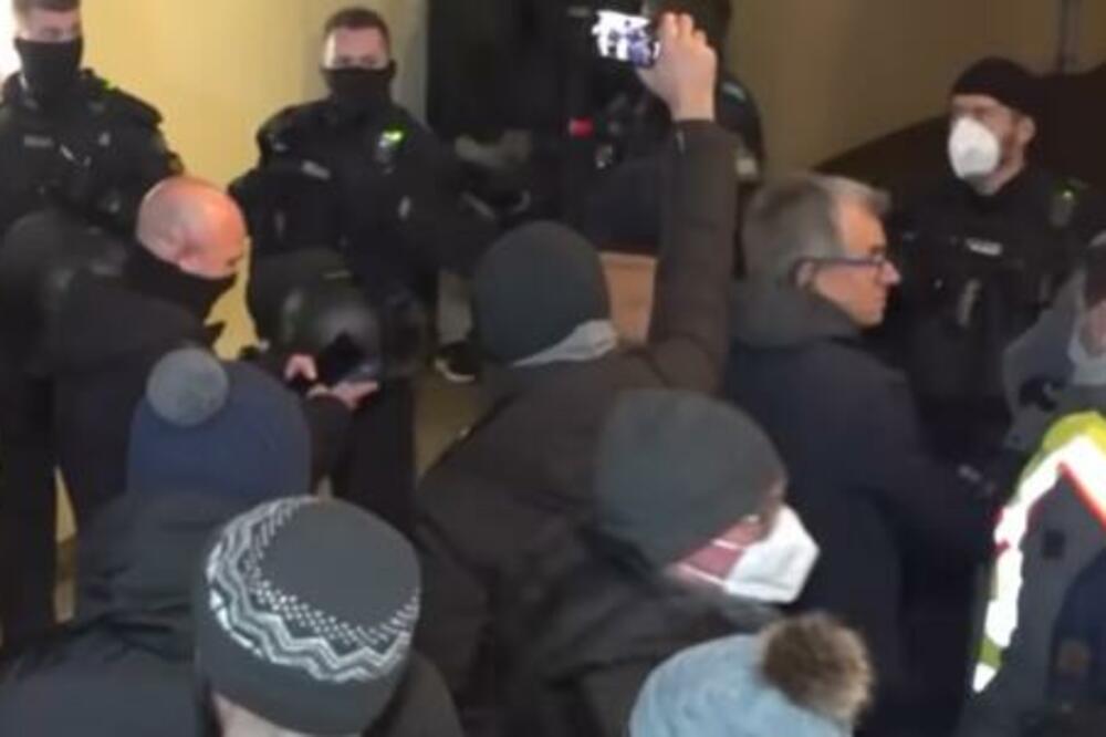 PROTESTI PROTIV KORONA MERA I VAKCINACIJE ŠIROM NEMAČKE: Na ulice izašlo nekoliko desetina hiljada ljudi! (VIDEO)
