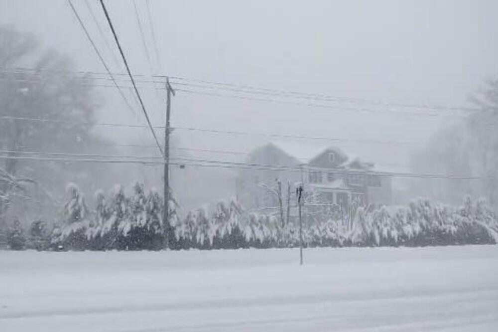U AMERICI NEZAPAMĆENA KATAKLIZMA! Deca GUBE ŽIVOT zbog snega, Bajdena zarobila MEĆAVA (FOTO/VIDEO)