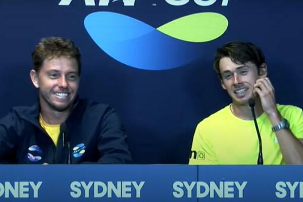 HTELI SU DA BUDU NEUTRALNI, ALI NISU IZDRŽALI: Australijski teniseri prasnuli u SMEH na temu 'Novak Đoković'! VIDEO