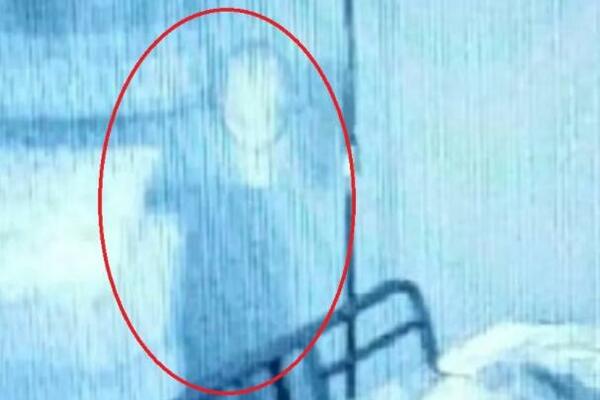 ĆERKA ZABELEŽILA STRAVIČAN SNIMAK: Dok je starac UMIRAO, pokojna žena mu došla u SOBU? (FOTO)