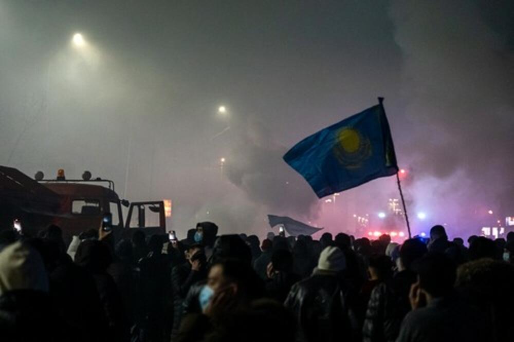 HAOS U KAZAHSTANU! Demonstranti pokušavaju upad i kod predsednika, LETE ŠOK BOMBE (FOTO/VIDEO)