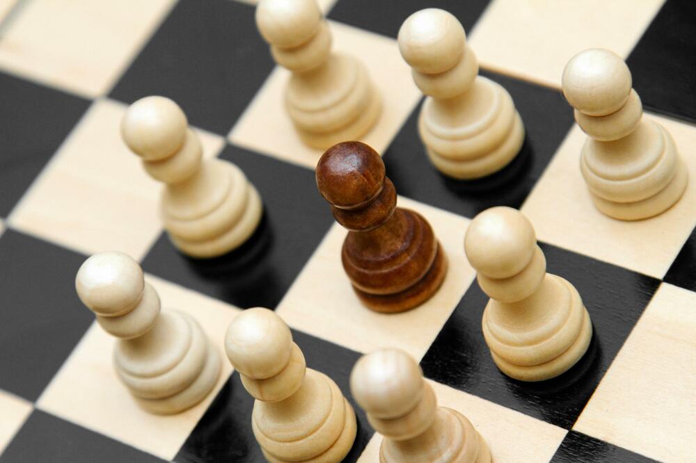 TINEJDŽER VARAO NA TURNIRU UZ POMOĆ SE*S IGRAČKE: Skandal koji trese ŠAHOSVKI SVET!