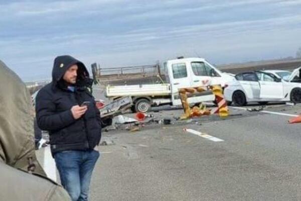 UŽASNA SAOBRAĆAJNA NESREĆA NA AUTO-PUTU NOVI SAD-SUBOTICA: Auto smrskan! (FOTO)