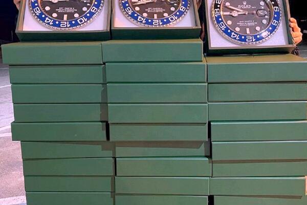 ZAPLENJENO 36 ROLEX ZIDNIH SATOVA! Carinicima na Kelebiji jedan automobil bio sumnjiv
