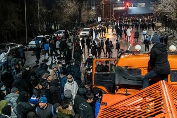 ESKALACIJA DRAME U KAZAHSTANU! Demonstranti probili KORDONE, funkcioneri BEŽE IZ ZEMLJE privatnim avionima? (VIDEO)