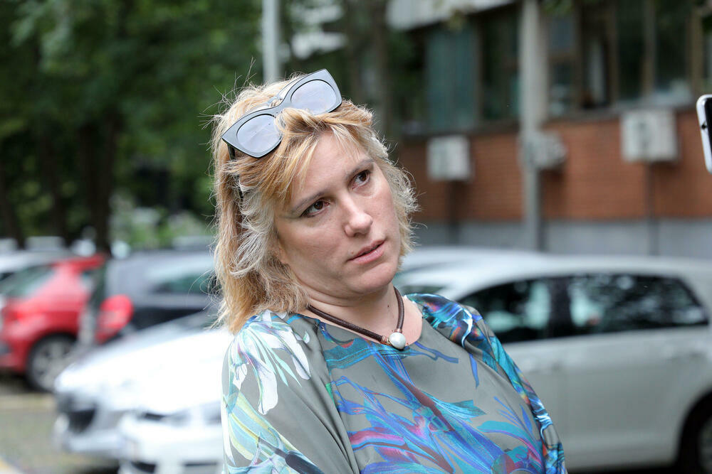 Rijaliti učesnica Jelena Golubović danas je bila na sudu, pošto ju je tetka tužila, jer smatra da joj pripada jedan deo stana koji je Jelena nasledila od bake i koji se nalazi u centru Begrada i procenjuje se na vrednost od 500.000 evra.