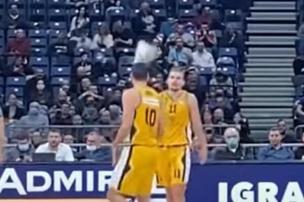 SITUACIJA KOJA JE NASMEJALA CELU ARENU: Trener Splita POGODIO igrača PATIKOM U GLAVU! (VIDEO)