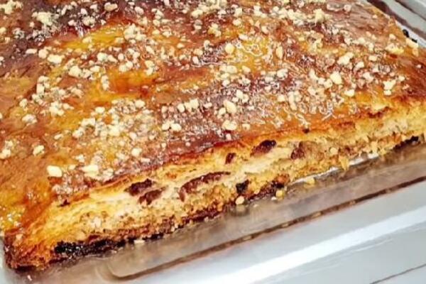 SLATKA ČESNICA NA VOJVOĐANSKI NAČIN: Domaćice je PREMAZUJU MEDOM, idealna POSLASTICA (RECEPT)