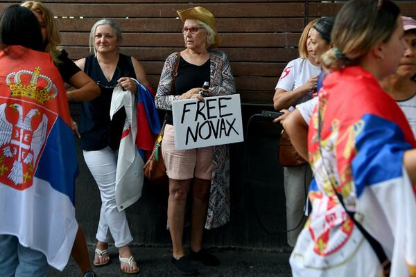 NOVAK NIJE SAM! SRBI SE SKUPILI I PRUŽAJU PODRŠKU ISPRED HOTELA! (VIDEO)