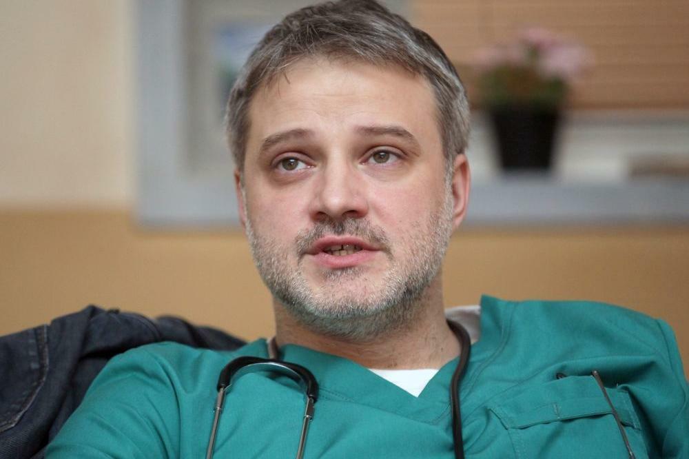 MARKA GLEDATE U "URGENTNOM CENTRU", A MALO KO ZNA DA MU JE OVA LEPOTICA ŽENA: Imaju dvoje dece (FOTO)