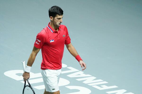 SRAMOTA! Oduzet transparent sa Novakovim imenom u toku Nadalovog meča! VIDEO