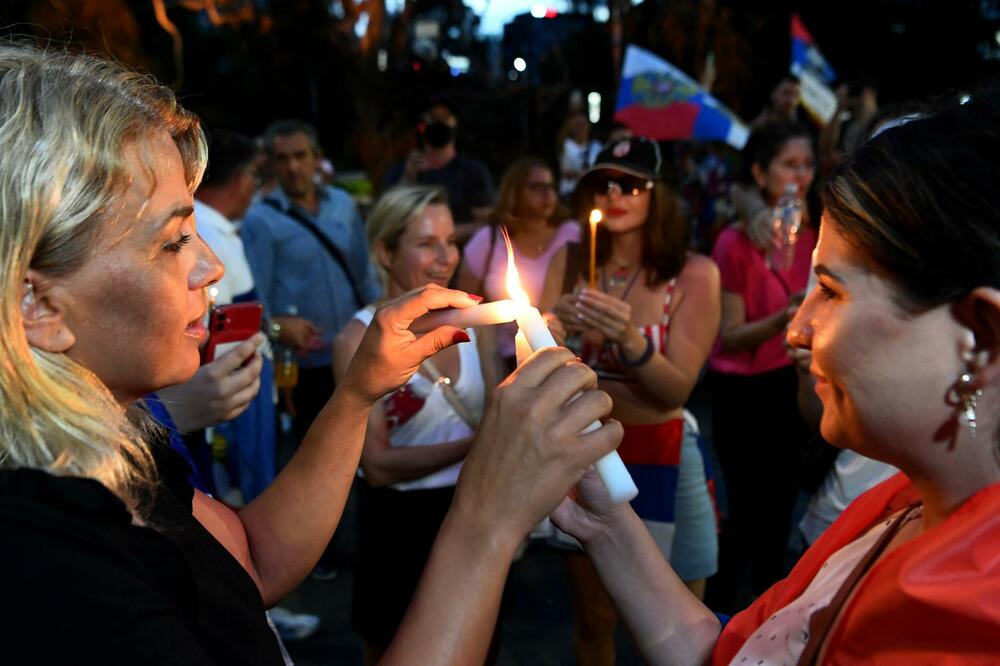 SJAJNA SLIKA POSLATA U SVET! ORI SE "VIDOVDAN" UZ UPALJENE SVEĆE ISPRED NOVAKOVOG SMEŠTAJA IZ HORORA (VIDEO)