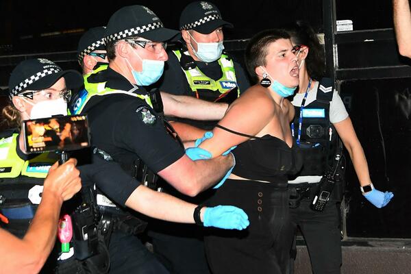 POLICIJA HAPSI ISPRED NOVAKOVOG HOTELA! (VIDEO)