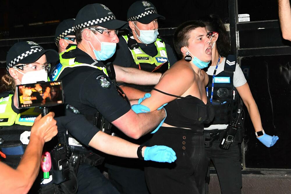 POLICIJA HAPSI ISPRED NOVAKOVOG HOTELA! (VIDEO)