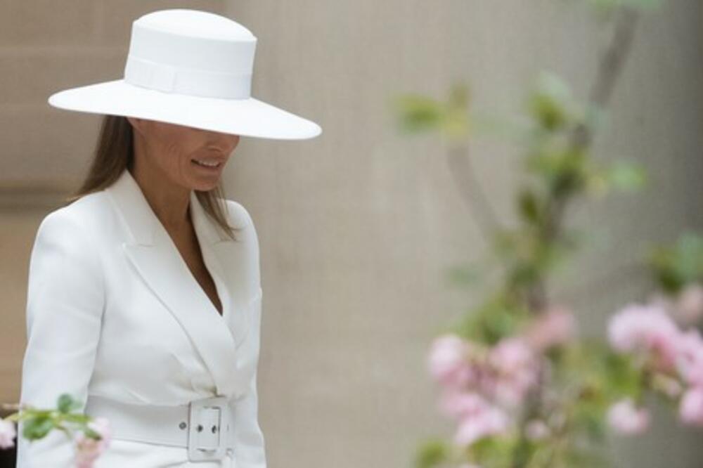 MELANIJA ŽARI U ŠESTOJ DECENIJI, BIVŠA DAMA ODUZIMA DAH: Jedan DETALJ svima ZAPAO ZA OKO, izgleda kao BOGINJA! FOTO