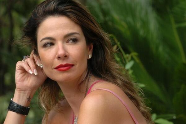 VAŽI ZA NAJVEĆU RASTURAČICU BRAKOVA, A SADA AKCIJA SA MLAĐIM DEČKOM: Pevač zbog nje odbacio ženu i 4 dece! (FOTO)