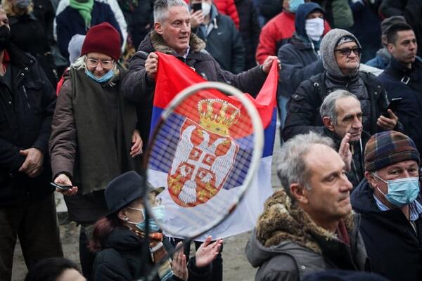 BES NAVIJAČA U BEOGRADU: Ljubitelji srpskog asa reketima i teniskim lopticama gađali ambasadu Australije (VIDEO)
