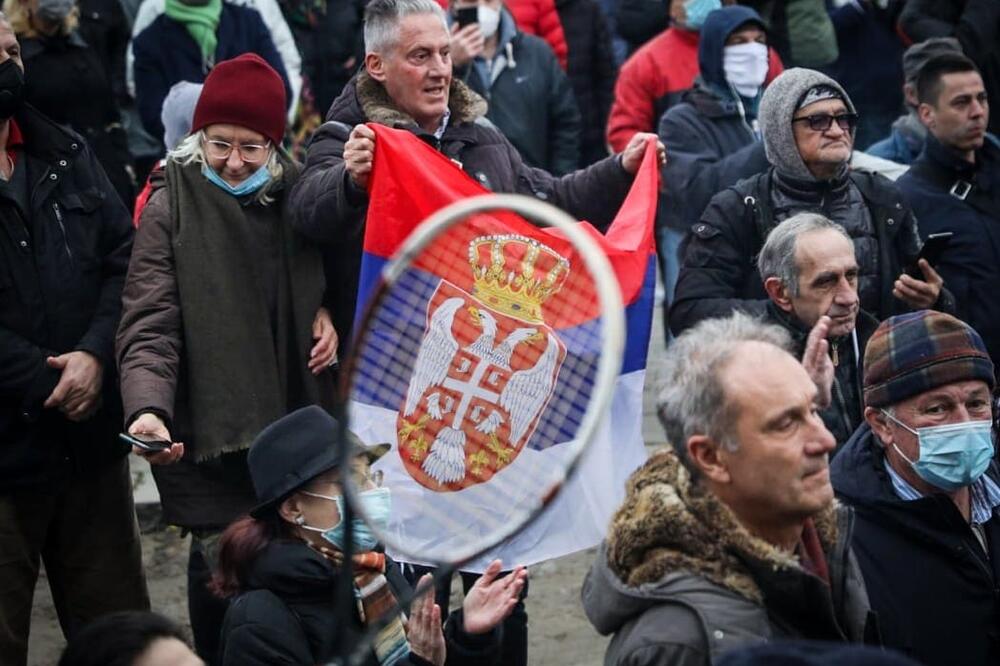 BES NAVIJAČA U BEOGRADU: Ljubitelji srpskog asa reketima i teniskim lopticama gađali ambasadu Australije (VIDEO)