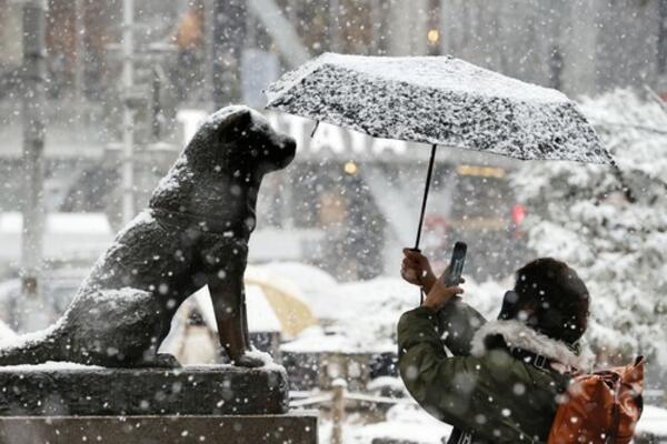 DUGO TRAJANJE SNEŽNIH PADAVINA IZNENADILO TOKIO: Prvi put posle 4 godine izdata upozorenja za jak sneg (FOTO)