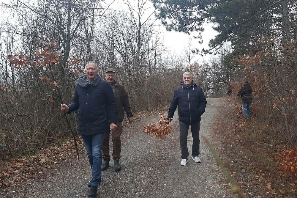 MIHAILO KARAĐORĐEVIĆ VERNO ČUVA NAŠU TRADICIJU I OBIČAJE: Ovako badnjak seče SRPSKI PRINC! (FOTO)