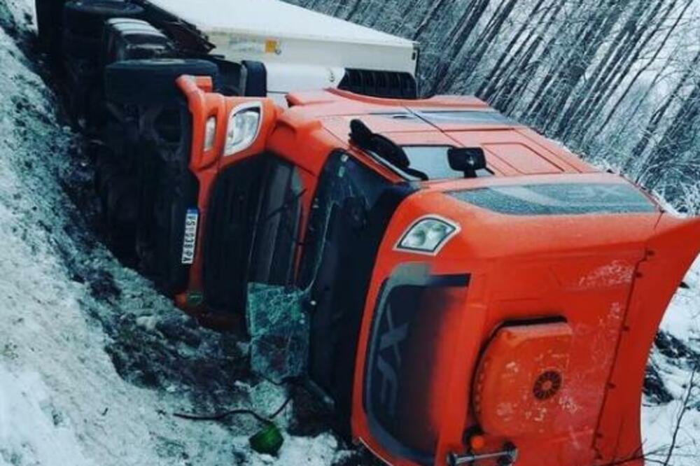 NESREĆA KOD BATOČINE: Kamion se prevrnuo preko bankine