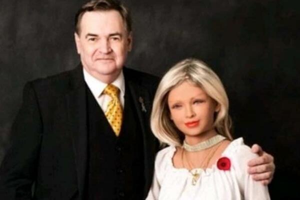 SA ŽENE OD KRVI I MESA PREŠAO NA ROBOTA: ''Ema je imala svetao ten i plave oči, mislim da je DIVNA'' (FOTO)