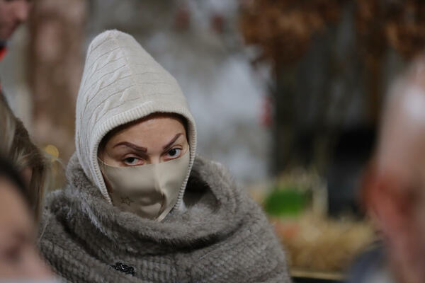 SRPSKA MAJKA SE PRIČESTILA U HRAMU! Kamuflirana kapom i naočarima došla sa dečkom, evo ko je još bio! (FOTO)