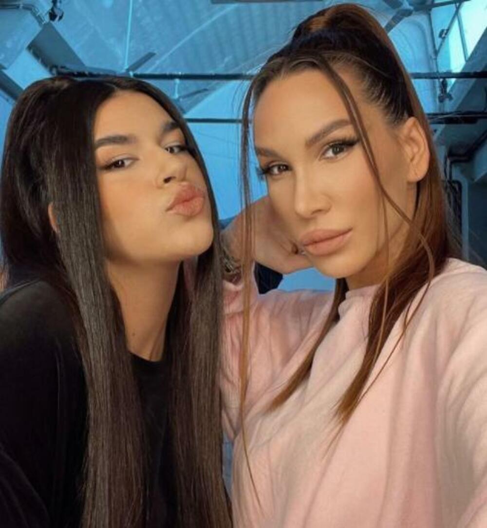 Nikolija sa mlađom sestrom