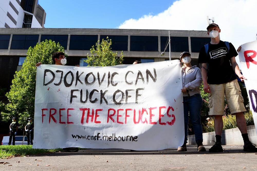 KORDON RAZDVAJA PRISTALICE NOVAKA I MIGRANATA! Sramna poruka: ĐOKOVIĆ MOŽE DA ODJE*E svojim privatnim avionom! FOTO