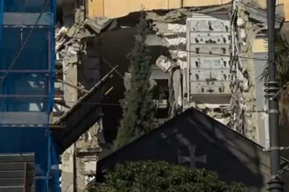 SRUŠILO SE GROBLJE U NAPULJU! Jezive scene, kosturi sahranjenih se vide, HOROR (VIDEO)