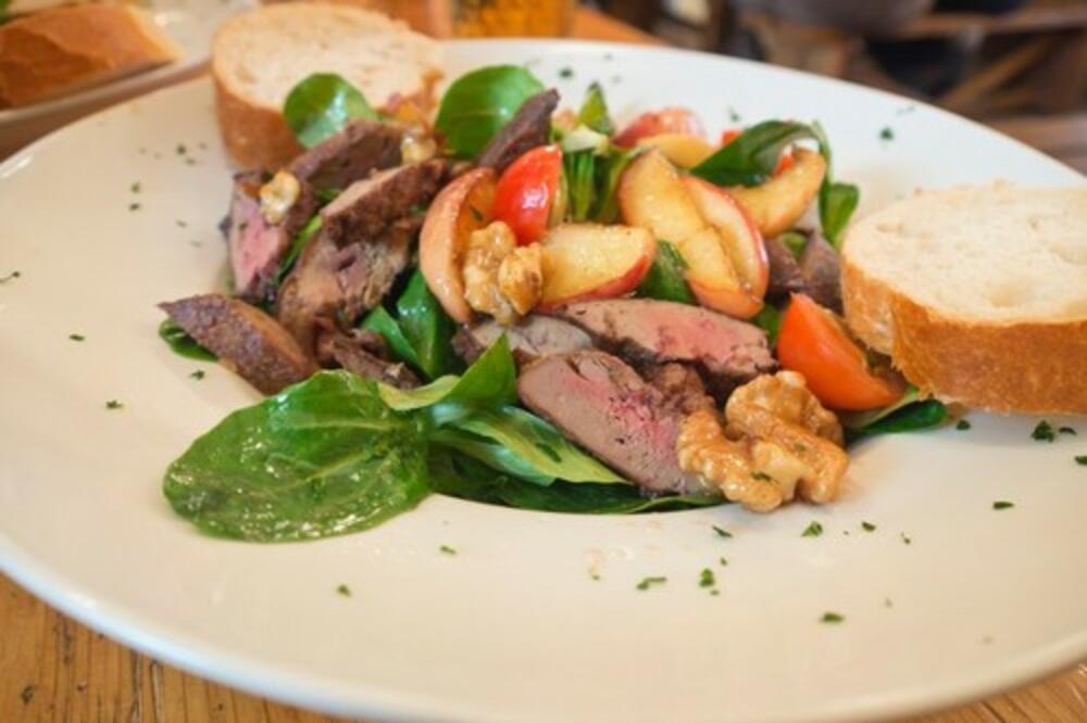 SRBI VOLE DŽIGERICU, ALI OVO JE NEŠTO TOTALNO DRUGAČIJE: Spremite je kao SALATU, zaboravićete na PILETINU (RECEPT)