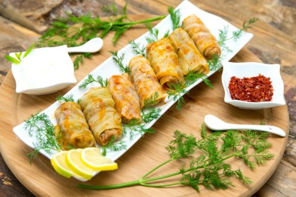 TURCI OVAKO PRAVE SARMU: Ovaj VIDEO ima skoro 2 MILIONA pregleda, evo u čemu je CAKA! (RECEPT)