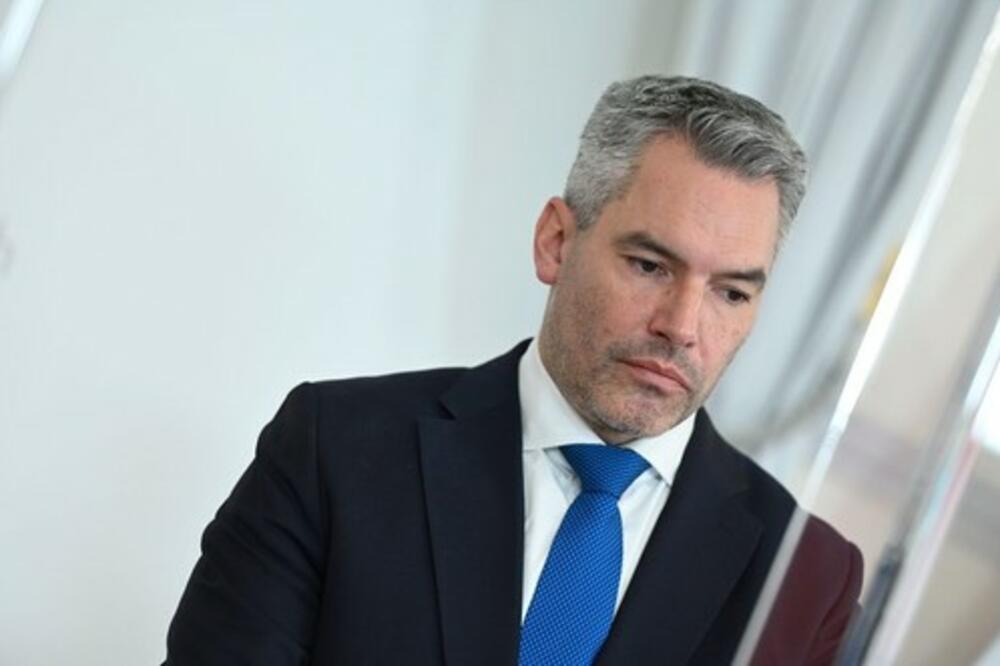 GRAĐANI STRAHUJU, A ON BI DA LETUJE: Nehamer na meti ŽESTOKIH KRITIKA, otkazao odmor u Grčkoj!