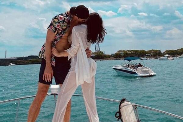 VATRENA MANEKENKA RAŠIRILA NOGE PA POKAZALA UMEĆE: Gore joj sve ispalo, OBLINE vire na sve strane!