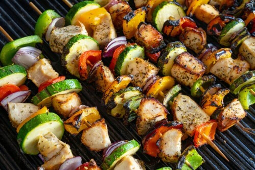 PILEĆI RAŽNJIĆI SA SLANINOM: Neodoljiva gozba, udovoljite sebi i NAJBLIŽIMA (RECEPT)