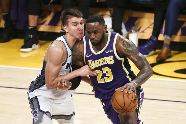 LEJKERSI SU DOŽIVELI KATSTROFU: Ekipa iz Los Anđelesa je ispraćena zvižducima, Lebron je ljut na sve saigrače!