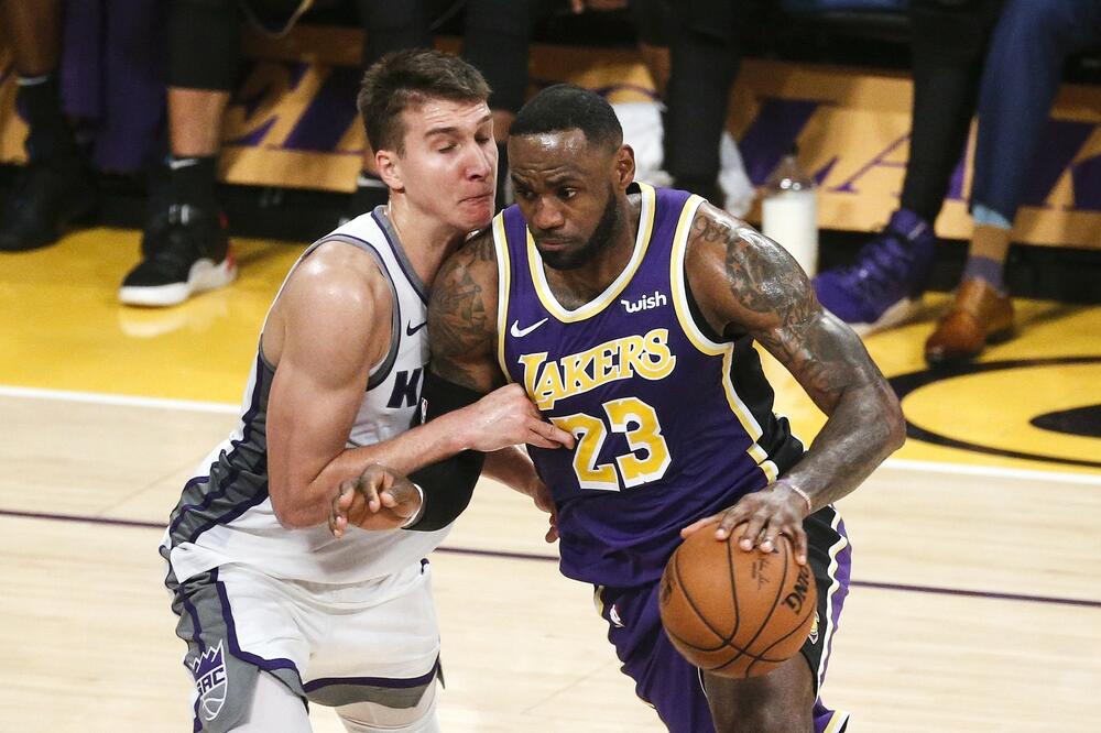 LEBRON NASTAVIO "KRALJEVSKI" I PROTIV ATLANTE: Bogdan ubacio 4 TROJKE! Oklahoma Pokuševskog demolirana (VIDEO)