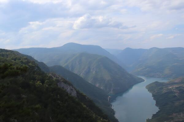 ZNA SE KO JE ČOVEK KOJI JE PAO SA LITICE NA TARI: Upravo objavljena najnovija vest, muškarac je POGINUO