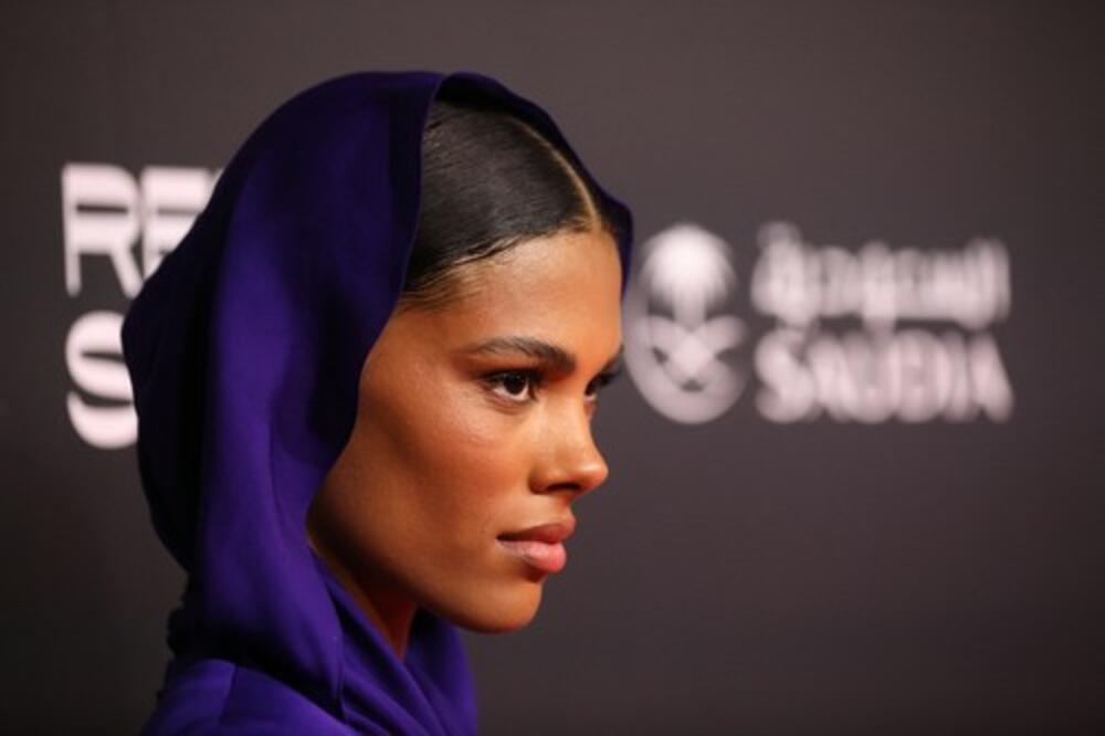 BIZARNI FOTOGRAF NA PLAŽI BACIO U SENKU TELO SLAVNE LEPOTICE: Svi GLEDALI u ČUDO koje FOTOGRAFIŠE! (FOTO)