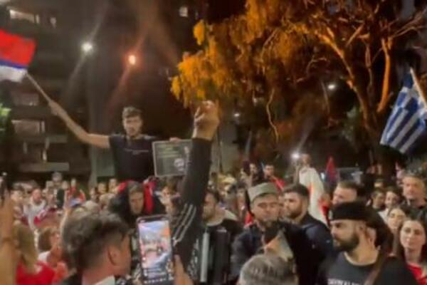 U MELBURNU JE DAVNO PAO MRAK, SRBI NE STAJU: Ori se 'TAMO DALEKO' ispred Novakovog hotela, pevaju i Grci! (VIDEO)