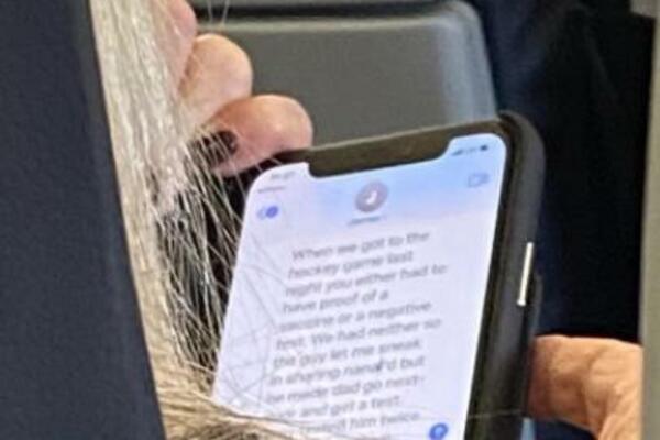 PUTNIK JE ZAVIRIO U PORUKE DEVOJKE KOJA JE SEDELA ISPRED NJEGA! Ono što je pročitao će vas ZGRANUTI, HOROR! (FOTO)