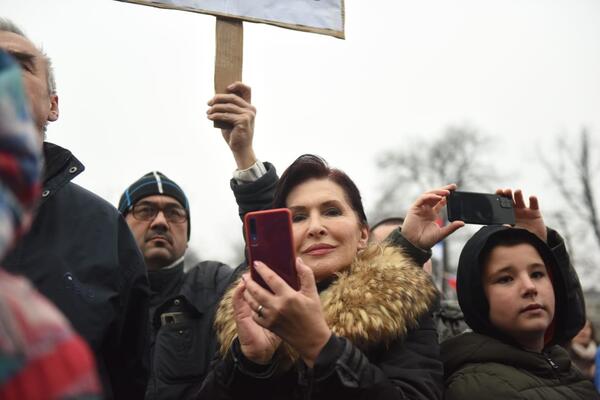 POTRESNO SAZNANJE! Pevačica 6 godina SAMA slavi Božić, a kad čujete razlog zaplakaćete