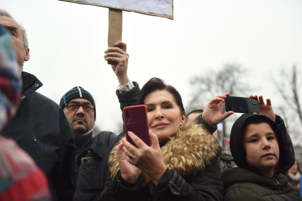 POTRESNO SAZNANJE! Pevačica 6 godina SAMA slavi Božić, a kad čujete razlog zaplakaćete