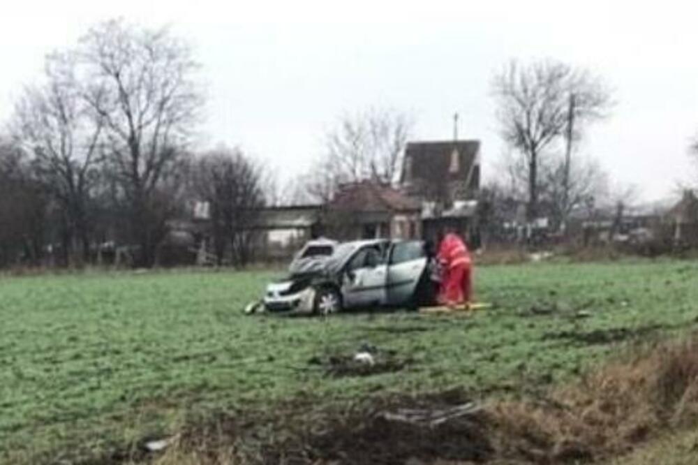 UDES KOD VRŠCA! Potpuno uništen automobil na njivi
